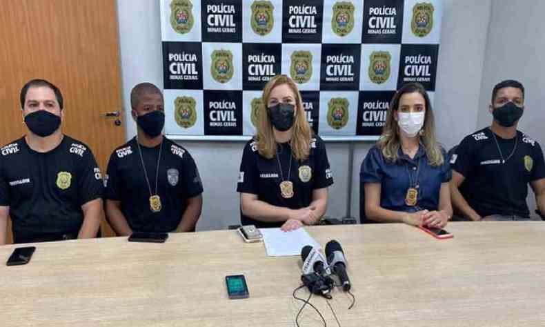 Policiais responsáveis por prisão, entre os quais as delegadas Letícia Gamboge (C) e Michelle Campos (E)