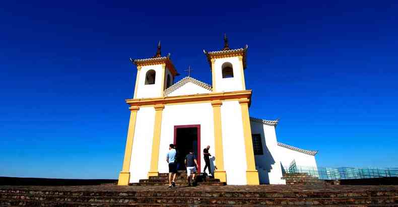 Quase seis meses depois da chegada da pandemia a Minas, pequeno grupo de peregrinos pde visitar ontem o Santurio Nossa Senhora da Piedade(foto: FOTOS GLADYSTON RODRIGUES/EM/D.A PRESS)