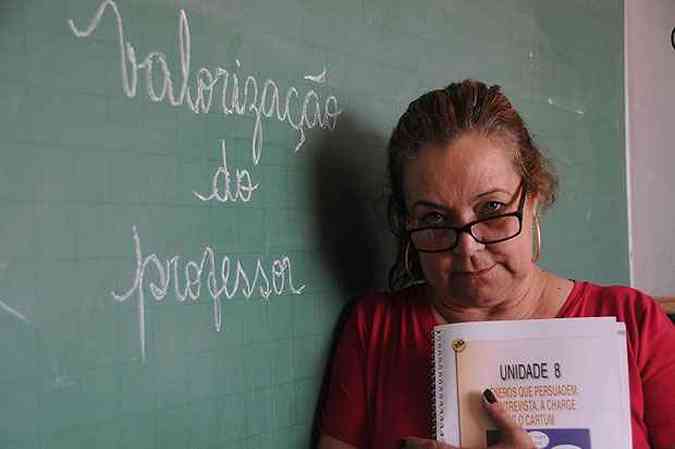 So 19 anos na sala de aula, atividade que Nilce mantm por paixo. A professora de portugus cansou de ver colegas mudarem de rea(foto: Beto Novaes/EM/D.A Press)