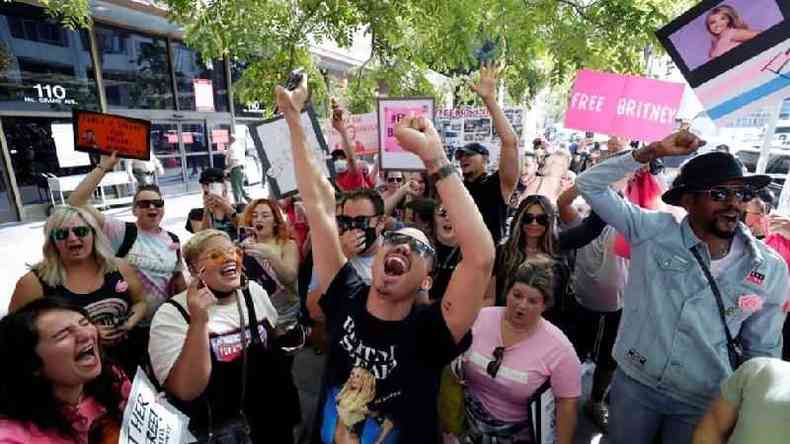 Nesta quarta-feira, dia de audincia sobre tutela de Britney, houve manifestaes de apoio  cantora em Los Angeles e Londres