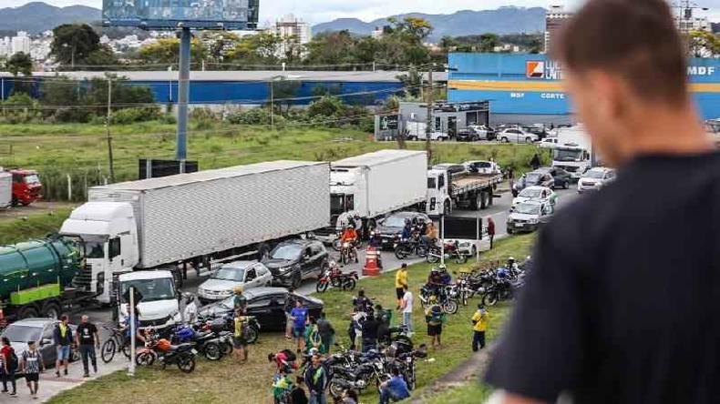 Apoiadores do presidente Jair Bolsonaro, principalmente caminhoneiros, bloqueiam a rodovia BR-101 em Palhoa, na regio metropolitana de Florianpolis, Santa Catarina, Brasil, em 31 de outubro de 202