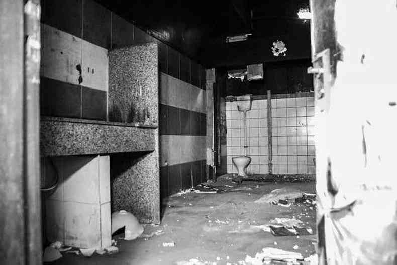 Banheiro da boate destrudo