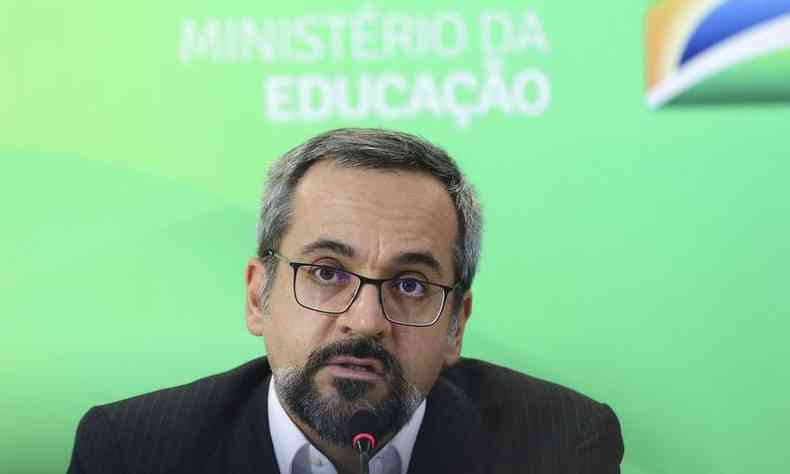 Ministro da Educao, Abraham Weintraub, informou a retomada de 3.182 de bolsas, sendo 282 em Minas(foto: Fabio Rodrigues Pozzebom/Agncia Brasil)