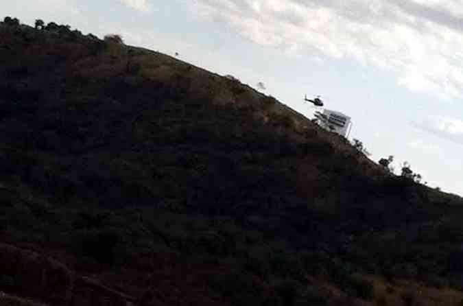 Helicptero do Corpo de Bombeiros auxilia no combate ao incndio(foto: Rita de Cssia)