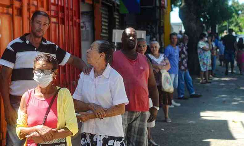 Sob sol forte, idosos aguardam para se vacinar nesta manh(foto: Leandro Couri/EM/DA Press)