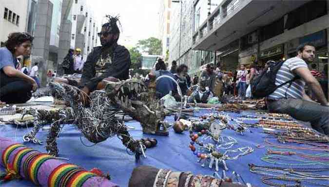 Artesos e hippies ainda descumprem a medida determinada pela prefeitura(foto: Gladyston Rodrigues/EM/D.A Press)