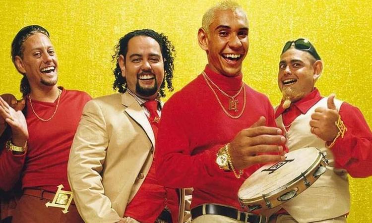 Canisso, Fred, Rodolfo e Digo, da banda Raimundos, sorriem para a cmera