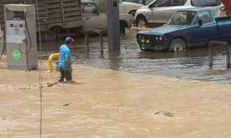 Homem atravessa rua completamente alagada em Huachipa(foto: AFP PHOTO / CRIS BOURONCLE)