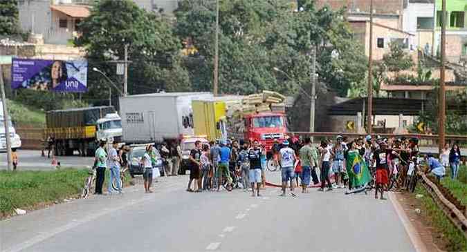 O congestionamento na BR-381 passou dos 18 quilmetros em ambos os sentidos(foto: Leandro Couri/EM/D.A.Press)