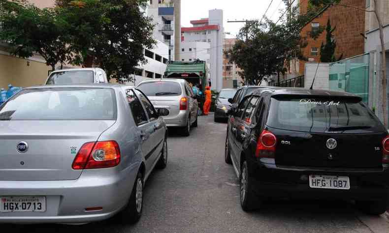 Fila de carros em rua parada