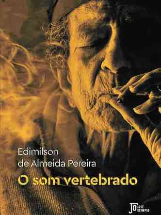 Foto de homem fumando na capa do livro O som vertebrado
