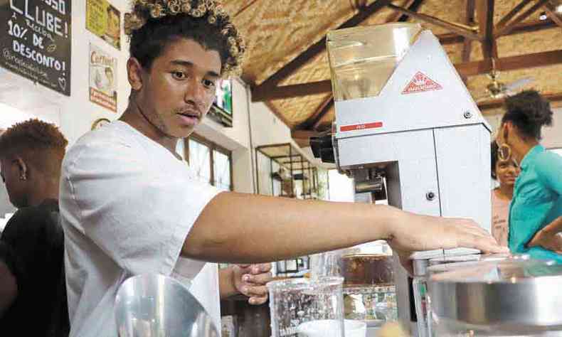 Morador do Morro do Papagaio, Cludio Silva Alves Jnior, de 17 anos, se apaixonou pela profisso e planeja abrir a prpria cafeteria(foto: Renan Damasceno/EM/D.A Press)