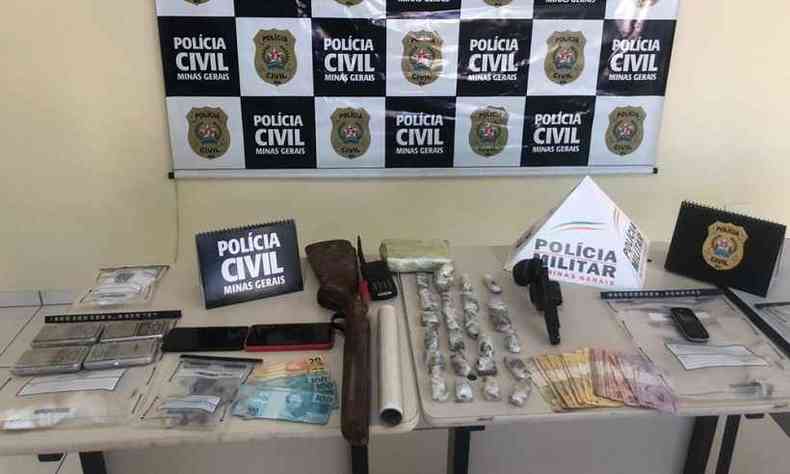 Drogas, armas, balanas de preciso, dinheiro e celulares tambm foram apreendidos(foto: Divulgao/Polcia Civil de Minas Gerais)