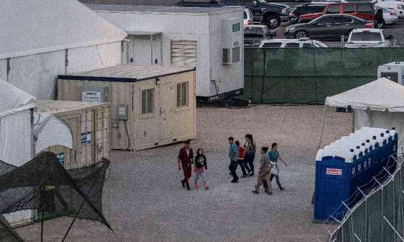 Instalao temporria na Estao de Patrulha de Fronteira de El Paso mantem imigrantes atrs de cerca(foto: Paul Ratje / AFP)