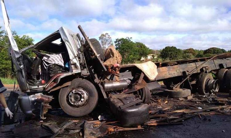 Na BR-251, batida entre caminh�o e micro-�nibus tirou a vida de 13 pessoas(foto: Corpo de Bombeiros/Divulga��o)