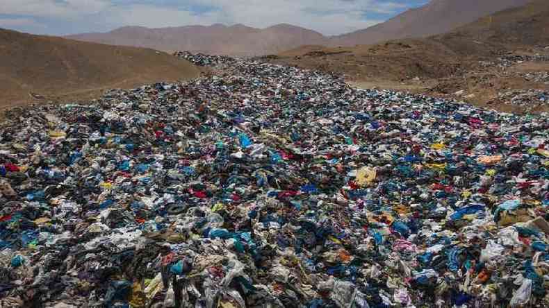Roupas usadas jogadas fora no Deserto do Atacama