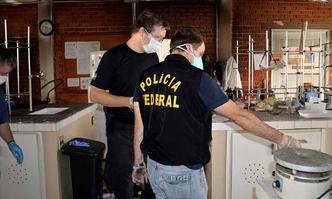 Per�cia trabalhou pela manh� no laborat�rio(foto: Twin Alvarenga/UFJF)