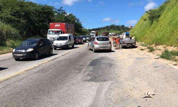 Trânsito foi interrompido parcialmente nos dois sentidos da rodovia(foto: Grupo de informações BR-381/ Divulgação) Trânsito foi interrompido parcialmente nos dois sentidos da rodovia(foto: Grupo de informações BR-381/ Divulgação)