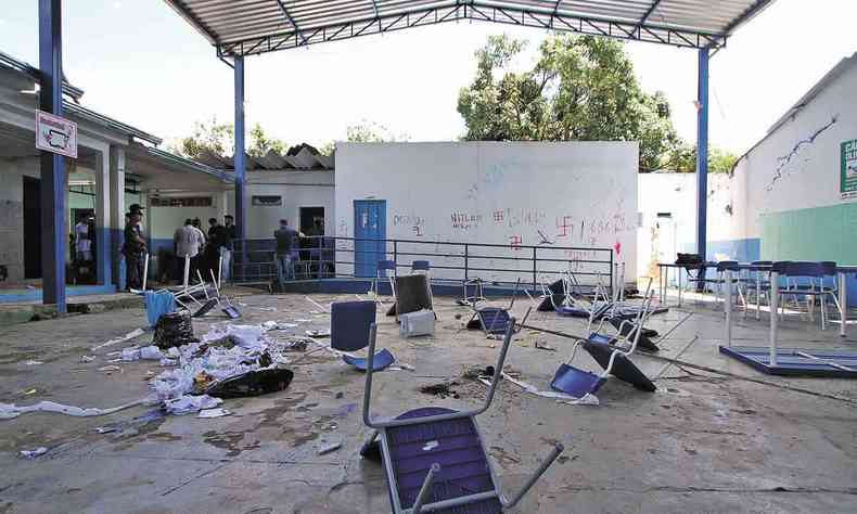 A Escola Municipal José Silvino Diniz, em Contagem, foi invadida por vândalos que destruíram o local e picharam as paredes com frases e símbolos neonazistas