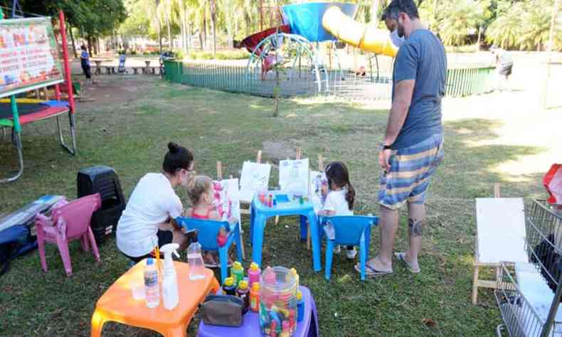 O advogado Vitor Sobral aproveitou o movimento modesto na Praa JK para passear com os filhos(foto: Juarez Rodrigues/EM/D.A Press)