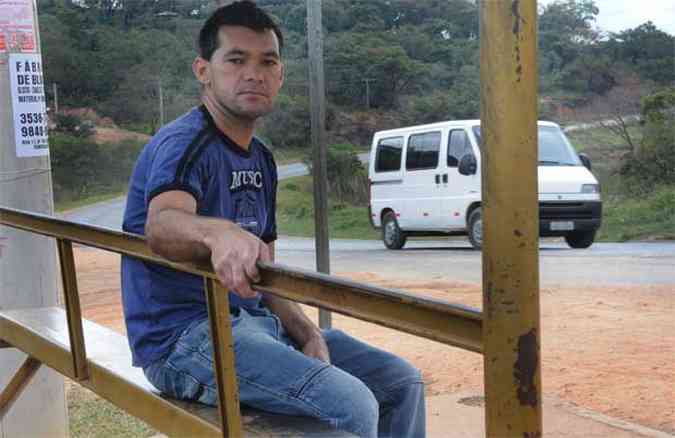 Wellington Dourado esperou nibus por uma hora e meia em ponto no Bairro Monte Sinai, em Esmeraldas: 'Aqui fazem os horrios que querem'(foto: Beto Novaes/EM/D.A Press)