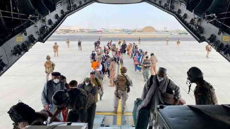 Foras americanas esto priorizando evacuao de afegos que colaboraram com tropas dos EUA(foto: Reuters)