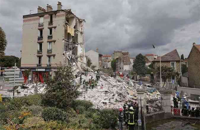 A exploso destruiu a fachada do edifcio e deixou  mostra o interior dos apartamentos (foto: REUTERS/Christian Hartmann)