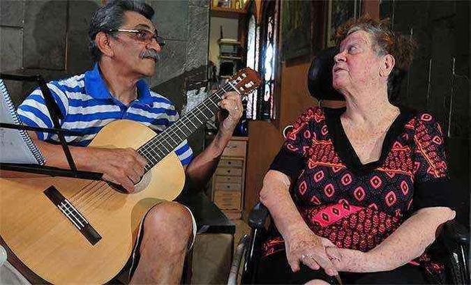Um carinho, um violão e muita dedicação. É assim que Cristovão Caxito cuida de Enida Caxito, com quem está casado há 48 anos.(foto: Alexandre Guzanshe/EM/D.A Press) Um carinho, um violão e muita dedicação. É assim que Cristovão Caxito cuida de Enida Caxito, com quem está casado há 48 anos.(foto: Alexandre Guzanshe/EM/D.A Press)
