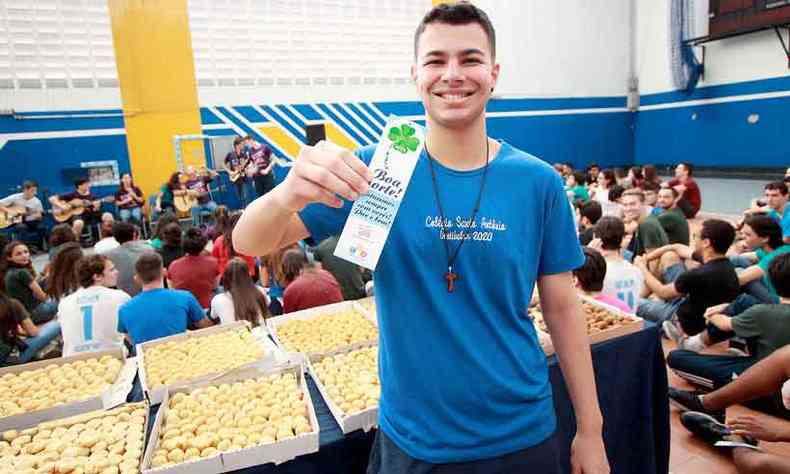 Arthur de Moura Soares, de 18 anos, no ltimo dia til antes da prova de fogo: votos de boa sorte e desejo de desacelerar antes de encarar as questes (foto: Edsio Ferreira/EM/D.A Press)