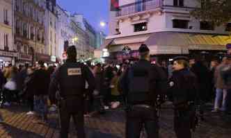 Policiais ao redor do caf 