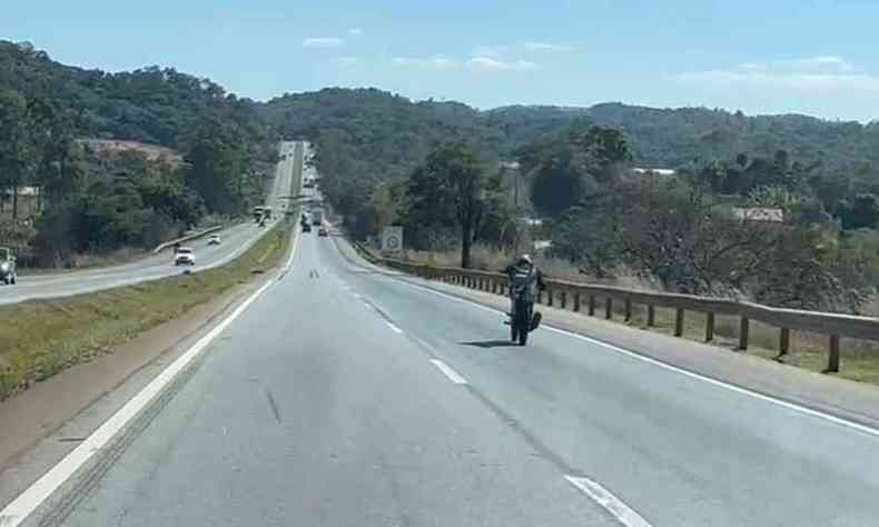 Foto tirada do vdeo mostra motociclista pilotando a moto deitado no banco 