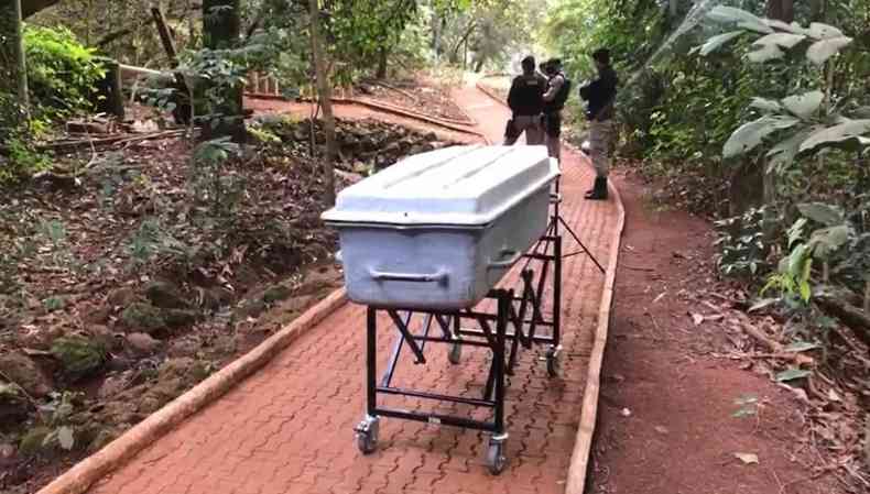 Caixão de jovem encontrado morto, semi-submerso num mini lago nas trilhas do parque em Patos de Minas 