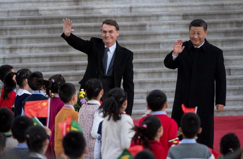 Jair Bolsonaro e Xi Jinping acenam para crianas durante cerimnia de boas-vindas em 25 de outubro de 2019, na cidade de Pequim