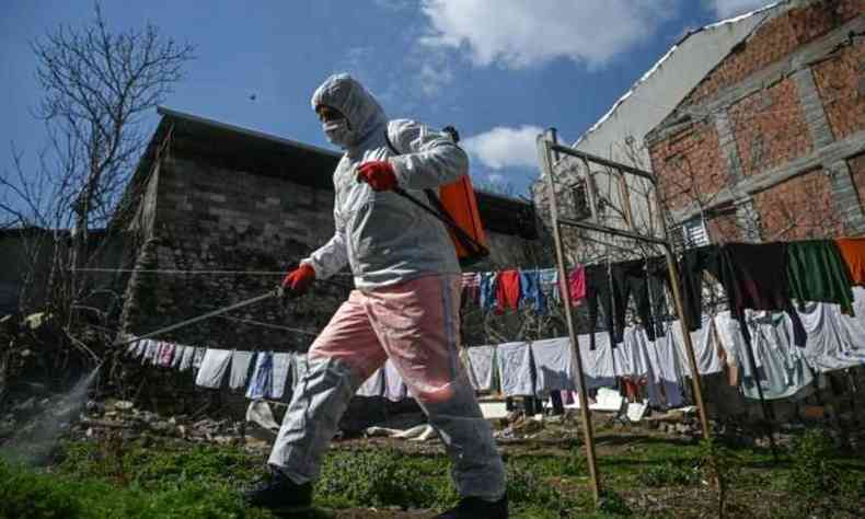 Funcionrio aplica produto de desinfeco em Istambul para preveno de coronavrus(foto: Divulgao/ AFP)