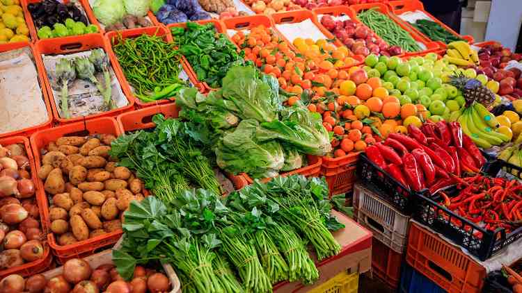 Verduras e legumes em mercado