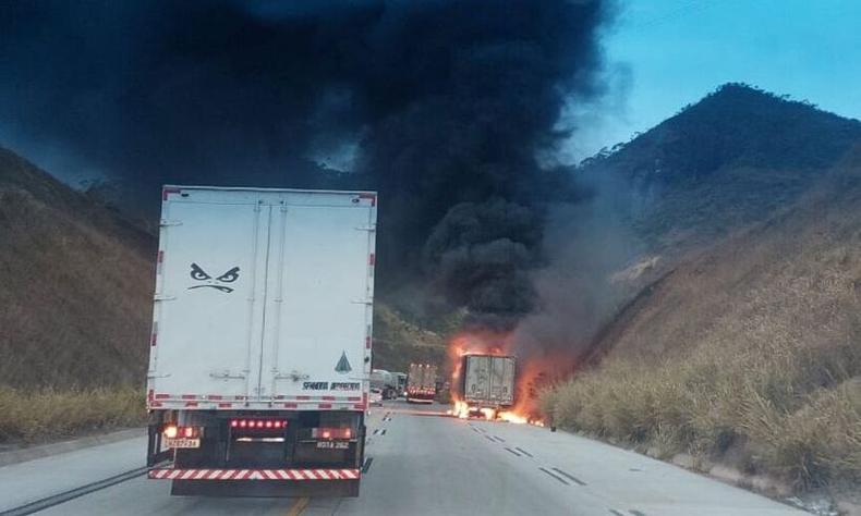 Veículo está às margens da rodovia(foto: Redes Sociais/Reprodução) fogo em carreta na BR-381