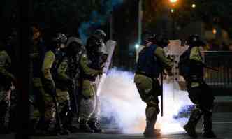 Fernando Frazo/Agncia Brasil(foto: Tumulto durante manifestao contra reforma da Previdncia na Avenida Presidente Vargas)