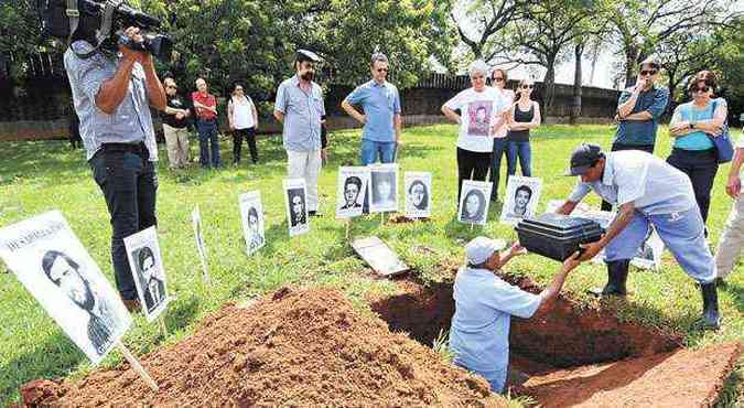 No enterro dos restos mortais no Parque da Colina, familiares e amigos de Arnaldo Cardoso Rocha fizeram homenagem a mortos na ditadura (foto: Euler Jr/EM/D.A PRESS)