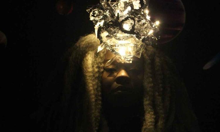 Zaika dos Santos usa traje luminoso em performance
