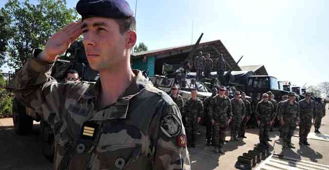 Soldados franceses em formao no Mali(foto: ISSOUF SANOGO / AFP)