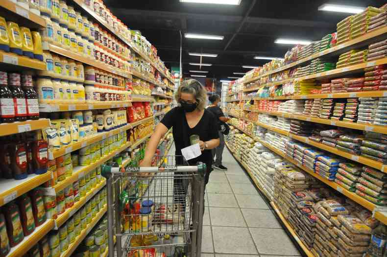 A maioria (86%) dos consumidores disse notar a diferena no valor dos alimentos e bebidas(foto: Alexandre Guzanshe/EM/DA PRESS)