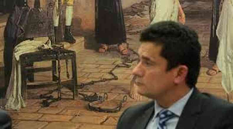 Sergio Moro em fundo de quadro que mostra correntes usadas em escravos
