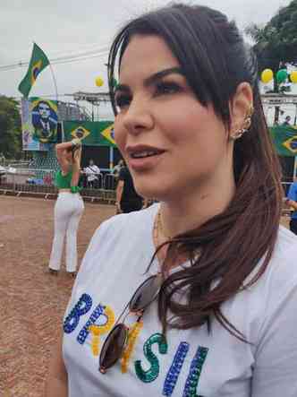 Pastora Daniela Linhares tem cabelos escuros longos e est maquiada. usa uma camisa com a palavra Brasil nas cores da bandeira brasileira