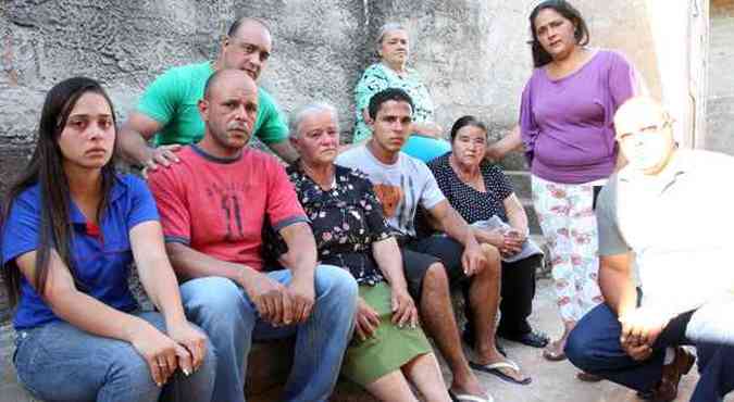 Familiares do operador de retroescavadeira Adilson Batista esperam apreensivos pelo trabalho de resgate(foto: Edsio Ferreira/EM/D.A Press)