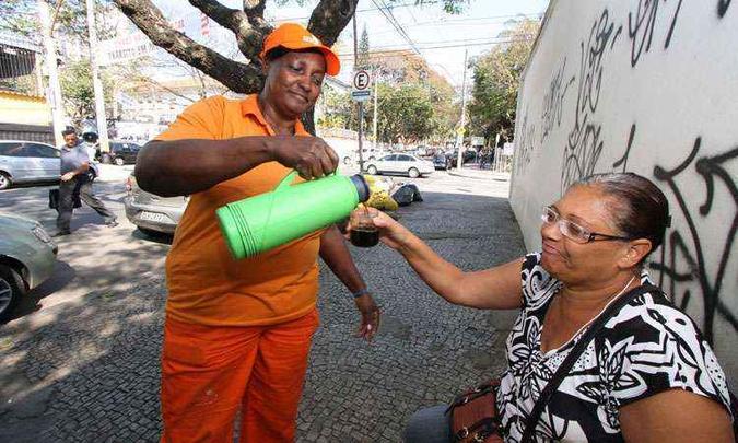 Generosidade - Depois de limpar as ruas no entorno do Fórum Lafayette, as garis Cleuza Ramos e Ana Xavier oferecem café a quem passa no ponto de varrição da Rua Guajajaras(foto: Edésio Ferreira/EM/D.A Press) Generosidade - Depois de limpar as ruas no entorno do Fórum Lafayette, as garis Cleuza Ramos e Ana Xavier oferecem café a quem passa no ponto de varrição da Rua Guajajaras(foto: Edésio Ferreira/EM/D.A Press)