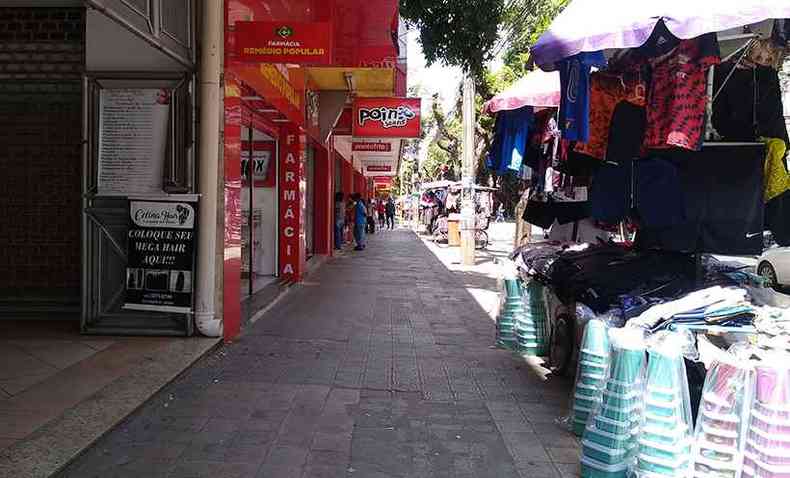 Lojas comerciais na Rua Israel Pinheiro, rea central de Governador Valadares, com espao da calada ocupado por ambulantes(foto: Tim Filho)