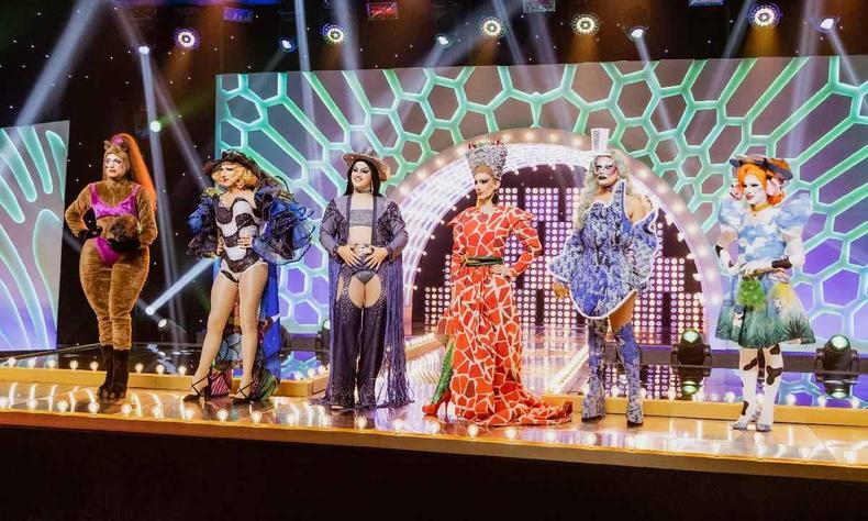 Primeira edição de Drag Race Brasil estreou nesta quarta (30/8)(foto: Reprodução/Paramount+ Brasil) Participantes do drag Race Brasil no palco do programa