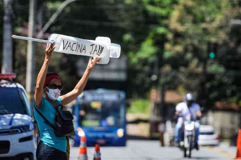 Manifestantes tambm lanaram um abaixo-assinado para cobrar a fabricao de vacinas pela Funed. Documento tem 12,8 mil assinaturas.(foto: Leandro Couri/EM D.A.Press)