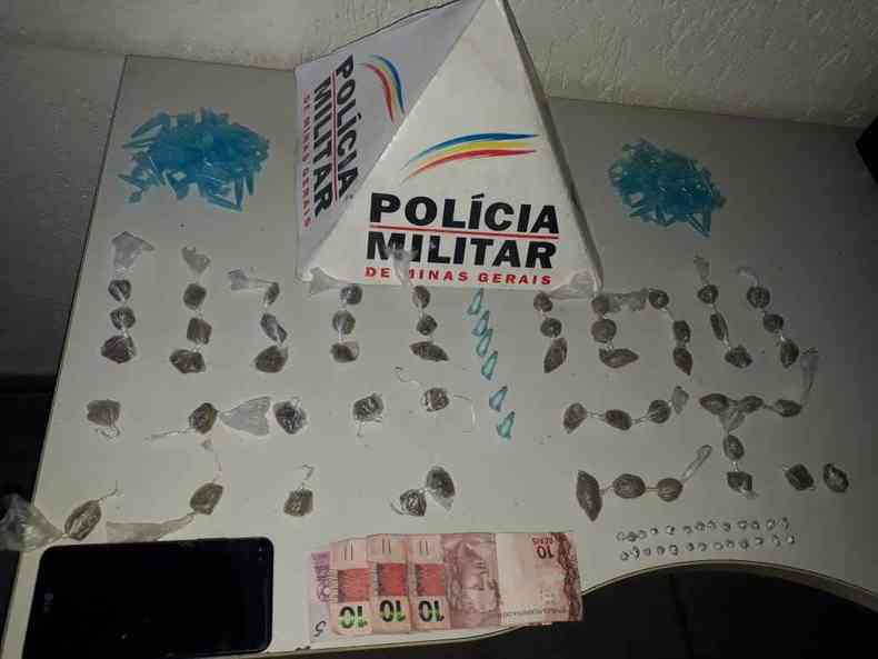 Drogas, dinheiro e celular apreendidos com os presos(foto: Reproduo/ Polcia Militar)