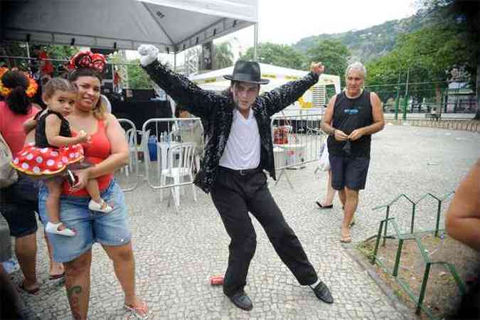 Na manh de hoje, o bloco Thriller Eltrico, que toca apenas msicas do Michael Jackson em ritmo de carnaval em Vila Isabe(foto: l (Tomaz Silva/Agncia Brasil))